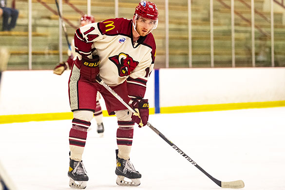 Minot Defenseman Fundek sa zaviazal NCAA DI |  Severoamerická hokejová liga